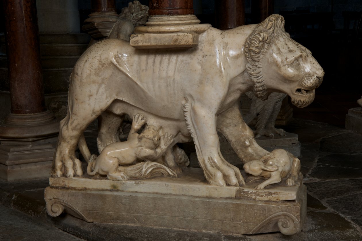 सैंटएंड्रिया के चर्च में पल्पिट पर शेरनी, c.1298-1301 (संगमरमर) द्वारा जियोवन्नी पिसानो
