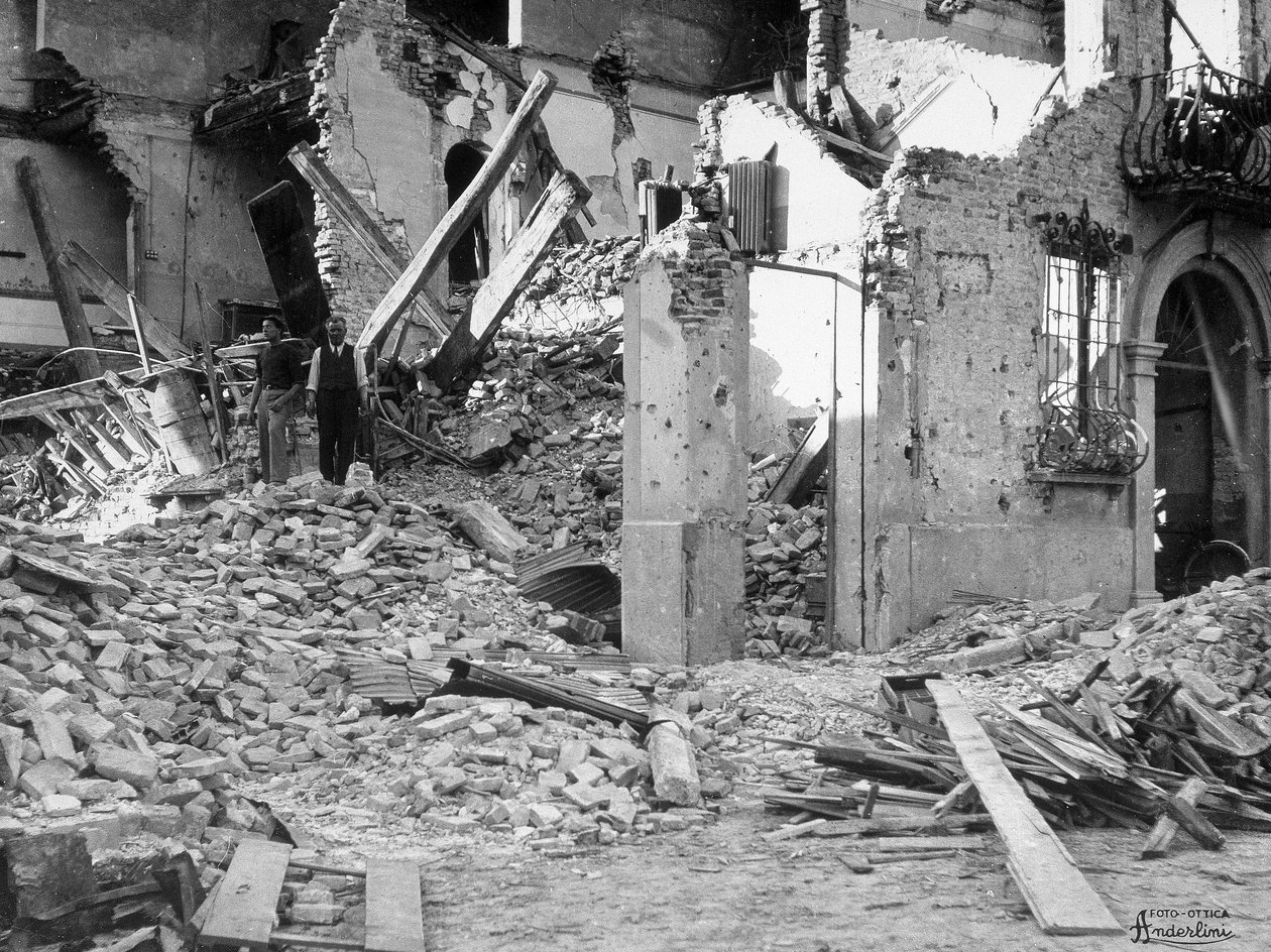 Sermide की बमबारी। नष्ट हुई इमारत के मलबे में दो लोग द्वारा Giulio Anderlini