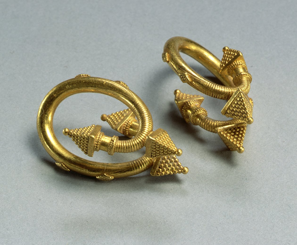 सर्पिल झुमके की एक जोड़ी, c.450-400 ईसा पूर्व (सोना) द्वारा यूनानी