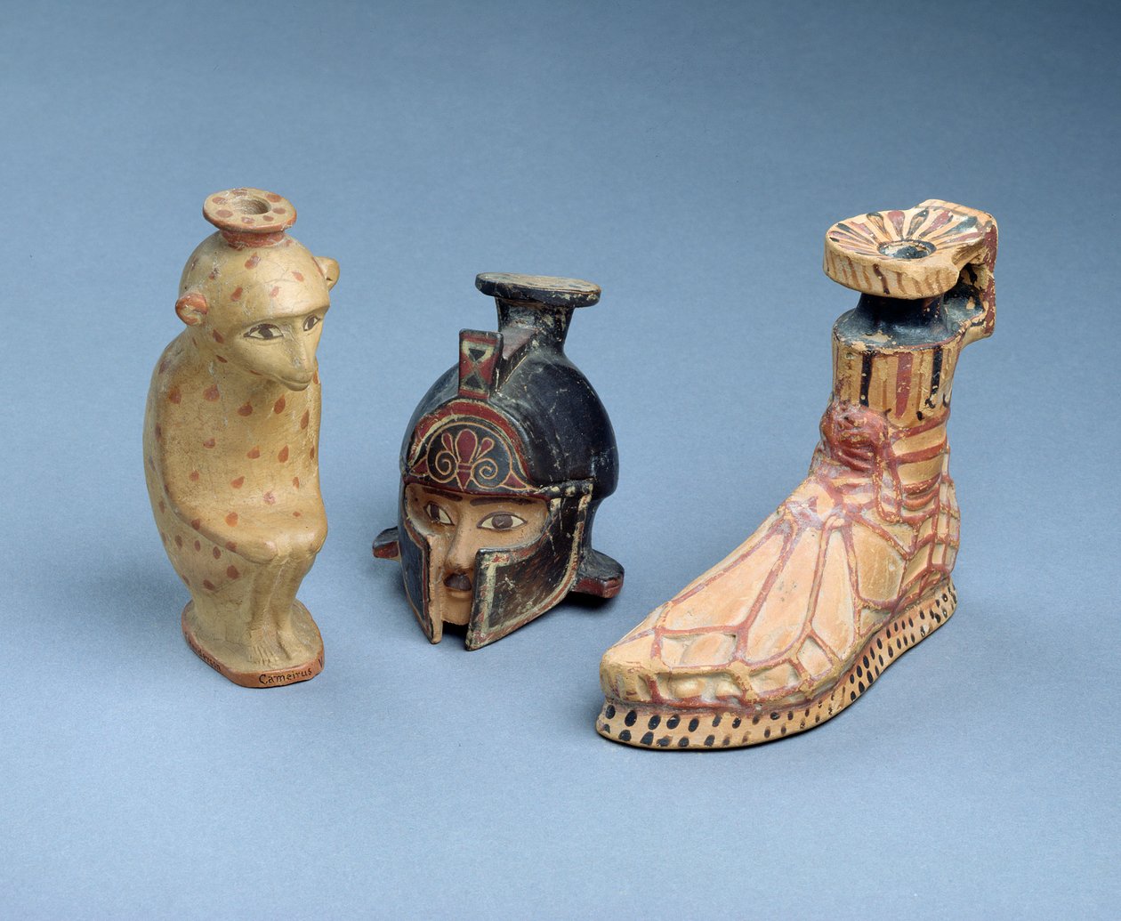 तीन पूर्व ग्रीक &39;प्लास्टिक&39; इत्र-बर्तनों में एक क्राउचिंग बंदर के रूप में एक योद्धा का हेलमेट और एक सैंडल पैर, 7 वीं शताब्दी ईसा पूर्व (सिरेमिक) द्वारा यूनानी