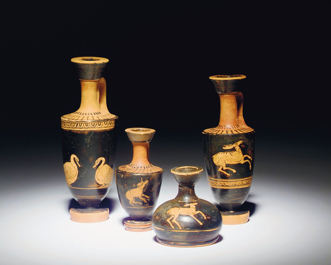 अटारी लाल-आंकड़ा lekythos, 5 वीं शताब्दी ईसा पूर्व, और लघु स्क्वाइट lekythos, 5 वीं शताब्दी ईसा पूर्व द्वारा यूनानी