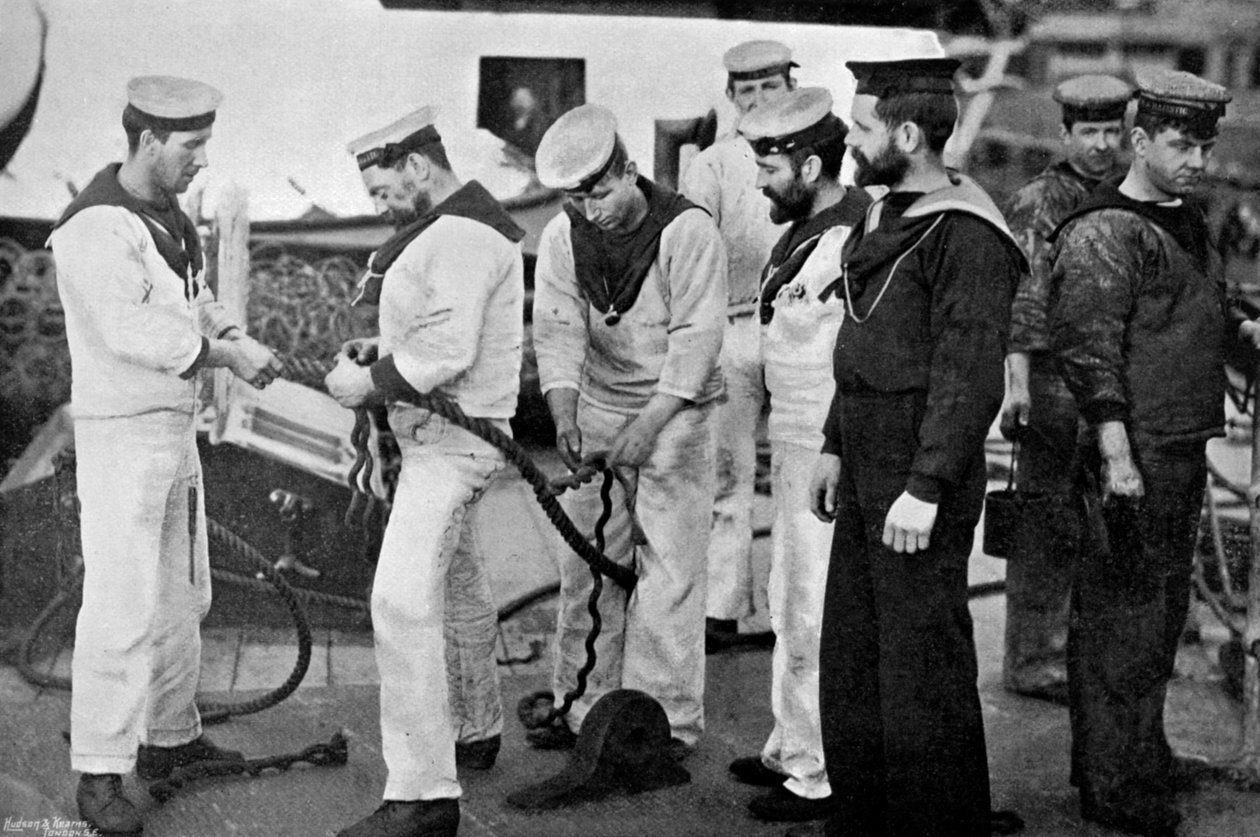 नीले जैकेट में युद्धपोत एचएमएस मैजेस्टिक, 1896 में बोर्ड पर एक रस्सी का काम करते हुए। द्वारा ग्रेगरी और सह