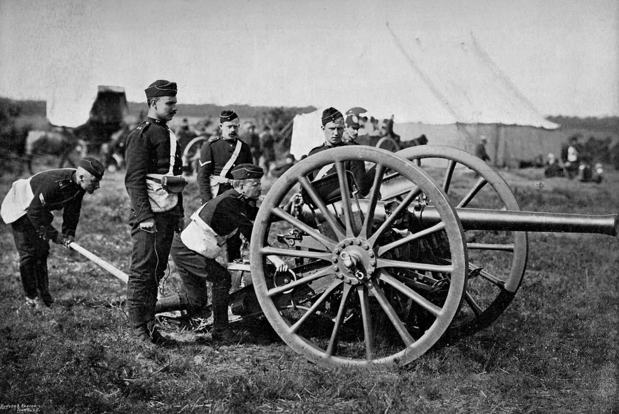 12 पाउंड, 1895 के साथ फील्ड आर्टिलरी ड्रिलिंग के गनर द्वारा ग्रेगरी और सह
