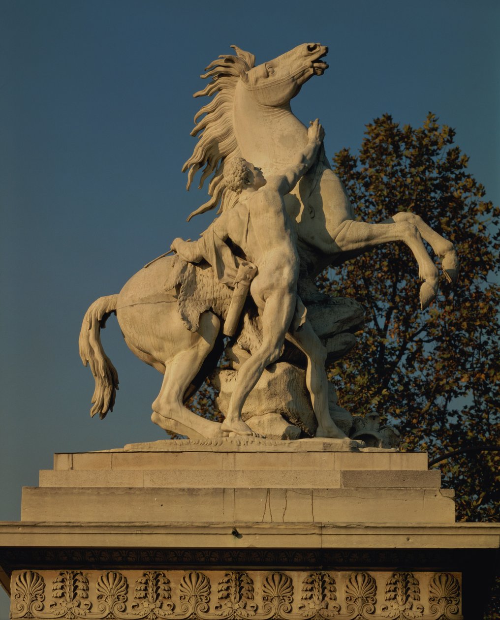 मूल रूप से Marly, Yvelines, 1739-45 (संगमरमर) में चेटू में घोड़े के तालाब के लिए बनाए गए दो &39;मारी घोड़े&39; में से एक द्वारा गिलौम I Coustou