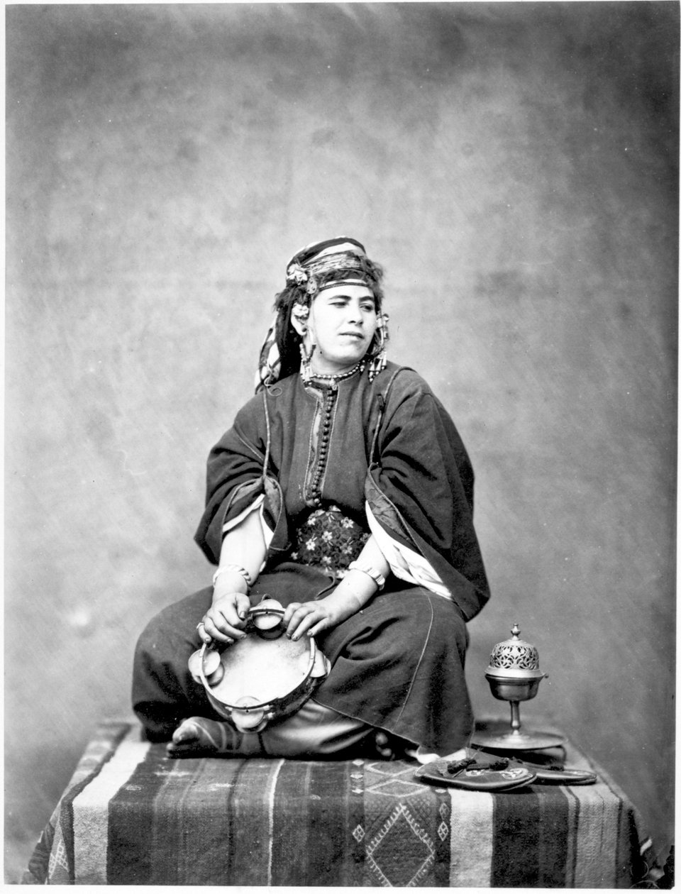 हरेम स्लेव, अल्जीरिया, 1859 (गीले कोलोडियन नेगेटिव से एल्बम प्रिंट) द्वारा गुस्ताव दे ब्यूकोरस