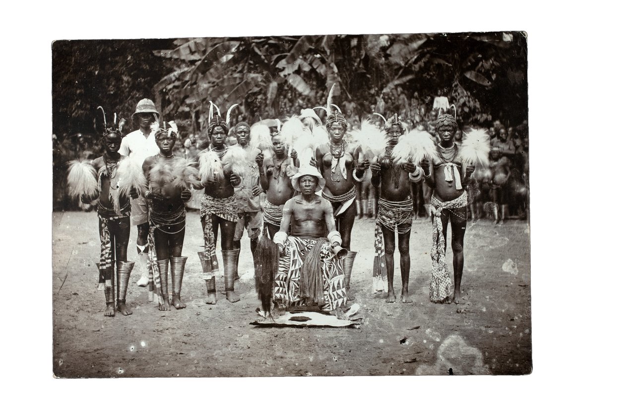 अपनी महिलाओं के साथ कैमरून के प्रमुख, कैमरून, c.1930 (जिलेटिन सिल्वर प्रिंट) द्वारा एचएस फ्रीमैन