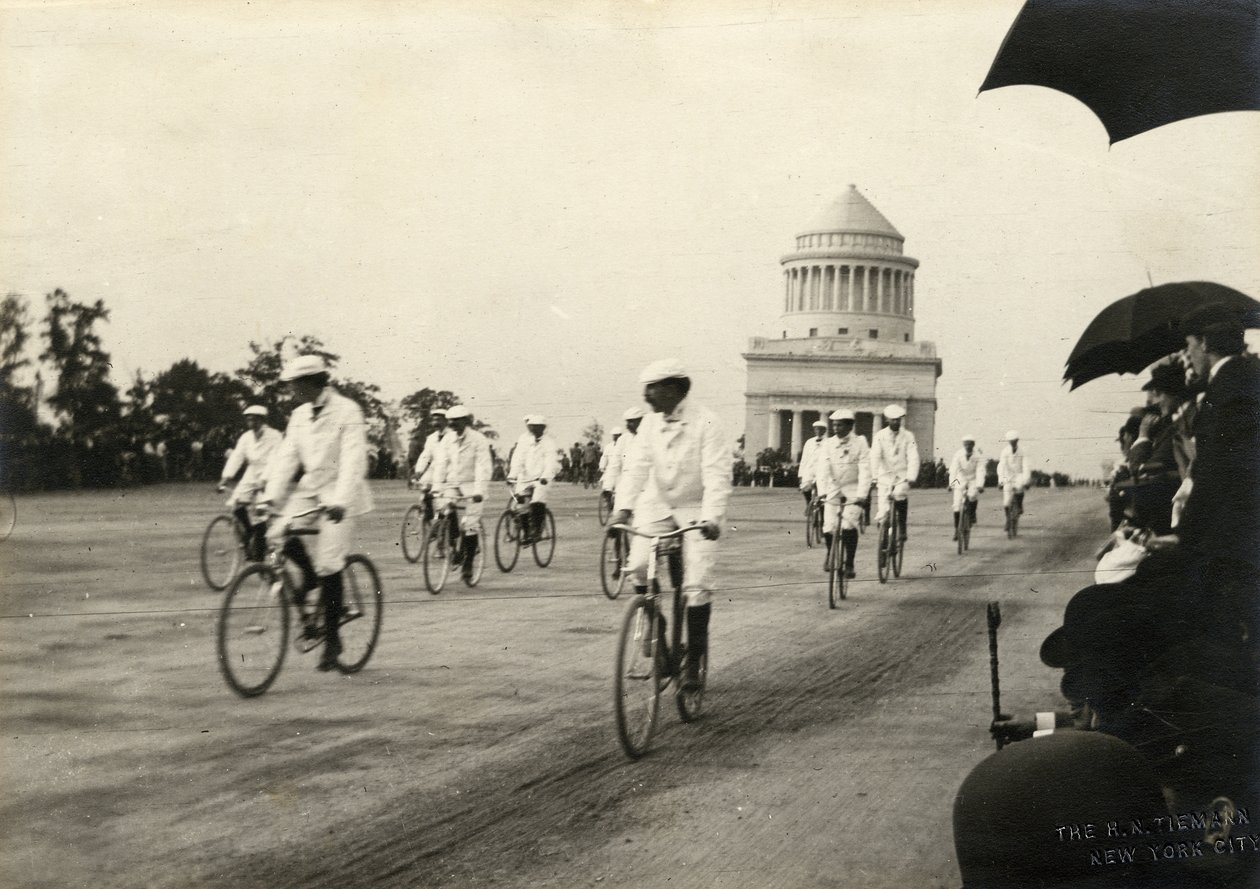रिवरसाइड ड्राइव पर साइकिल चालक, ग्रांट के मकबरे के पास, c.1890s द्वारा एचएन तिमन्न