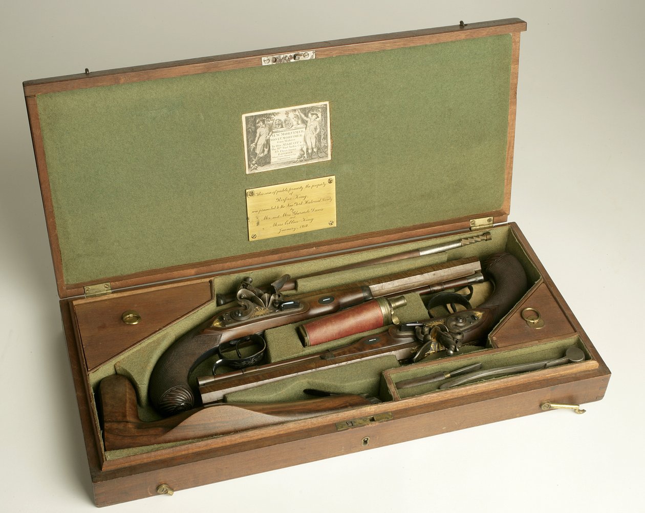 केस एंड एक्सेसरीज़ के साथ फ्लिंटलॉक ड्यूलिंग पिस्तौल की जोड़ी, c.1780-1800 (मिश्रित मीडिया) द्वारा HW मोर्टिमर एंड संस