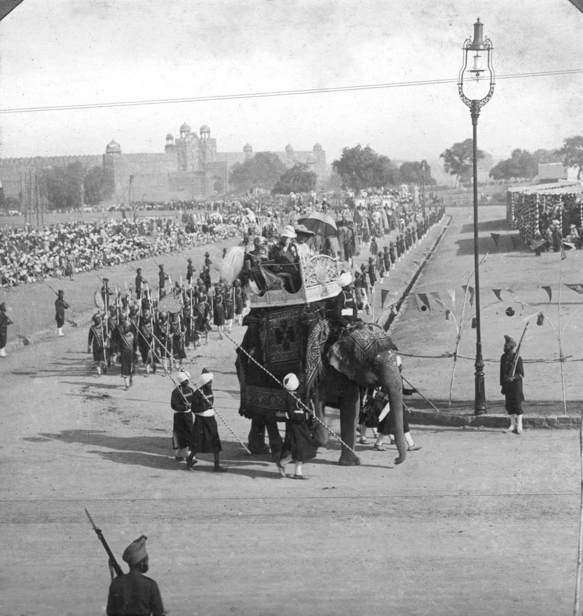 एक सरकारी जुलूस, 1913 में सरकारी अधिकारी। द्वारा एचडी गिरवुड