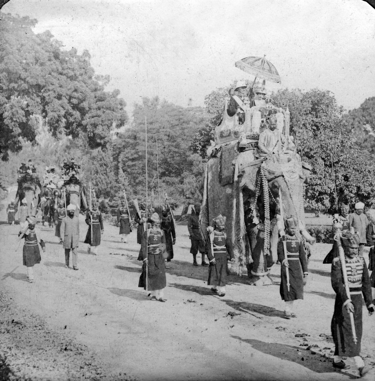 लॉर्ड और लेडी हार्डिंग एक हाथी की सवारी करते हुए, भारत, 1913। द्वारा एचडी गिरवुड
