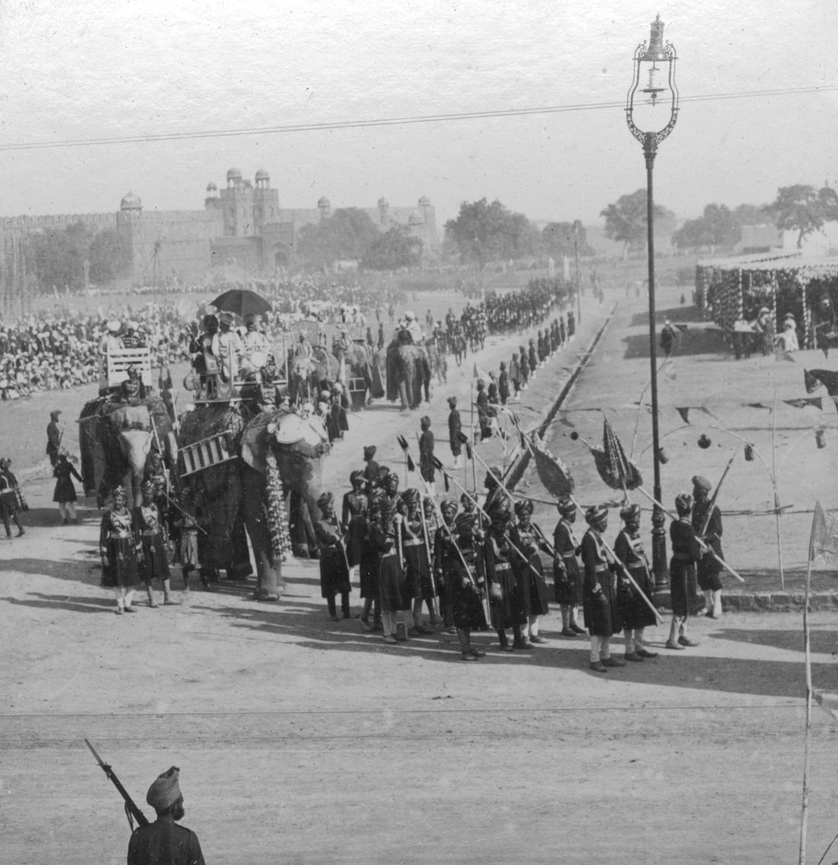 महाराजा राउंडिंग जुम्मा मुइस्जीद, दिल्ली, भारत, 1913। द्वारा एचडी गिरवुड
