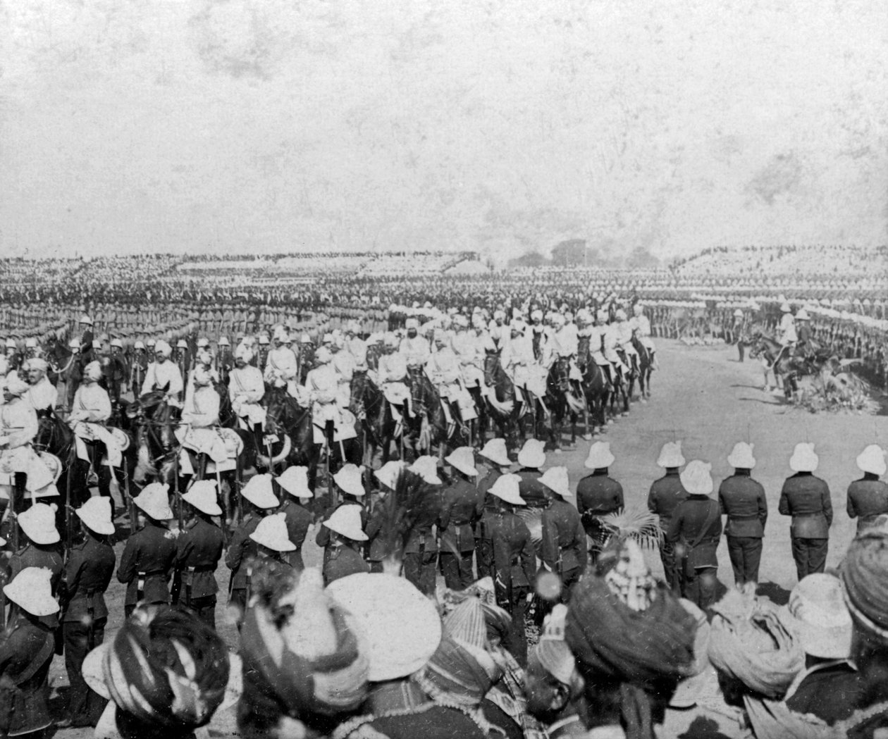 इम्पीरियल कैडेट कॉर्प्स दिल्ली, भारत, 1903 में दरबार के अखाड़े में अपनी महारत हासिल कर रहे थे। द्वारा एचडी गिरवुड