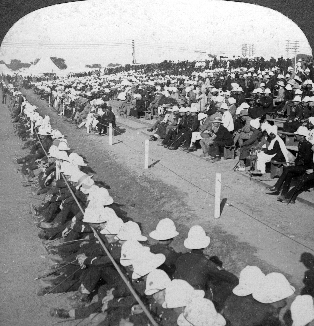 लंकाशायर फ्यूसिलर्स और बॉर्डर रेजिमेंट, दिल्ली के बीच 1910 का एक फुटबॉल मैच देखना। द्वारा एचडी गिरवुड