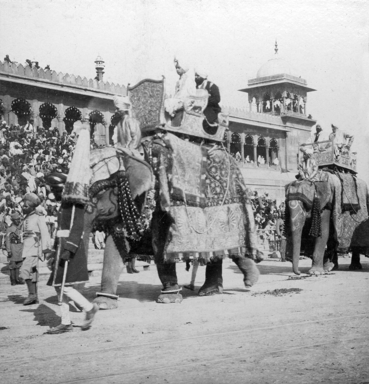 जुम्मा मस्जिद, दिल्ली, भारत, 1900 के दशक में एक हाथी जुलूस। द्वारा एच। हाथ और बेटा