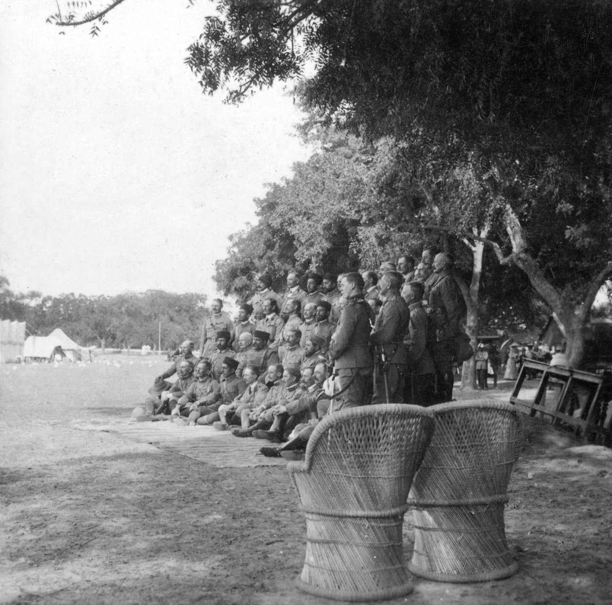 एचएम अमीर, लॉर्ड किचनर और स्टाफ, आगरा, भारत, 1900s। द्वारा एच। हाथ और बेटा