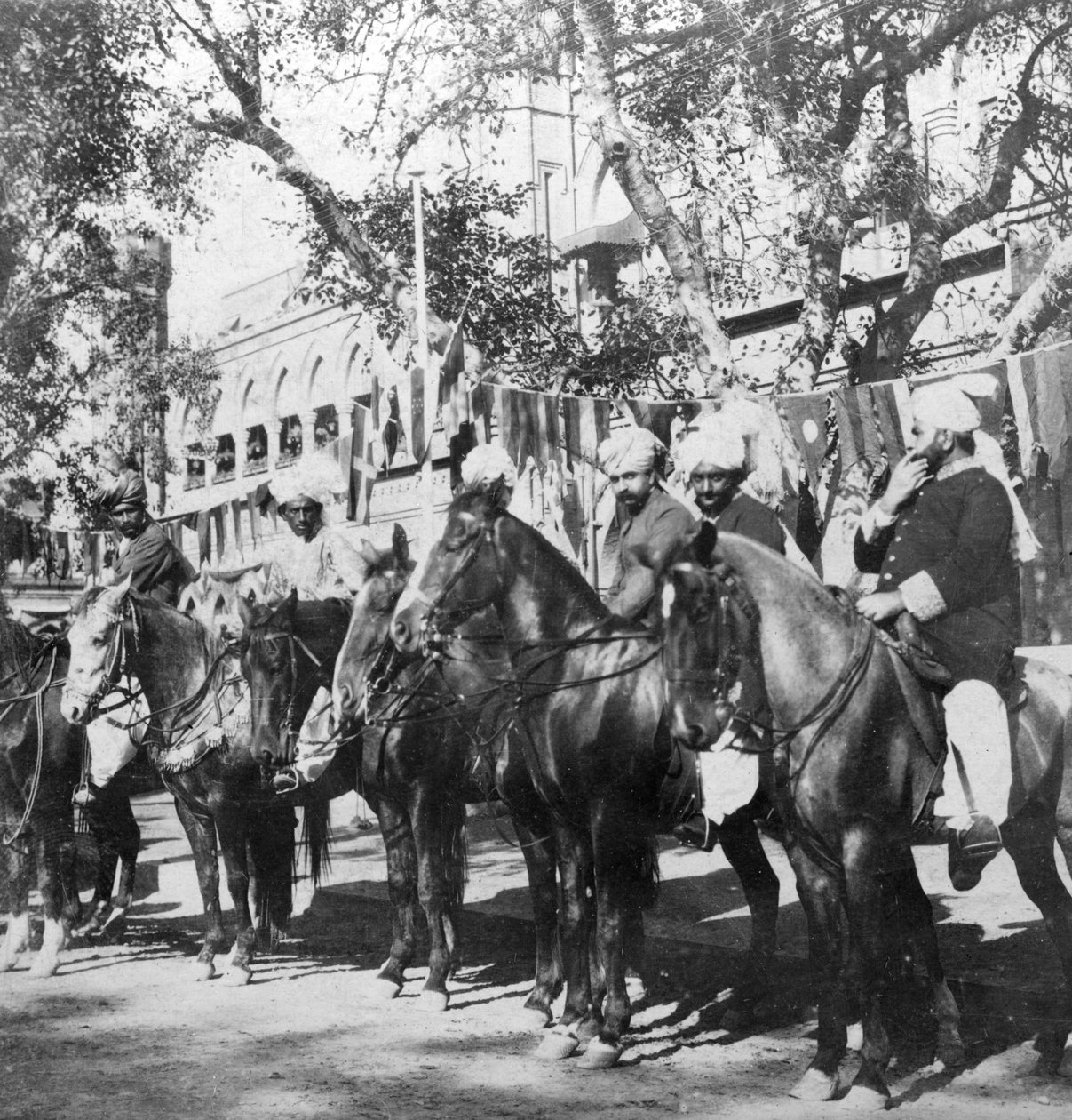 1900 के दशक में दिल्ली, भारत के रेलवे स्टेशन के बाहर पंजाबी घुड़सवार। द्वारा एच। हाथ और बेटा