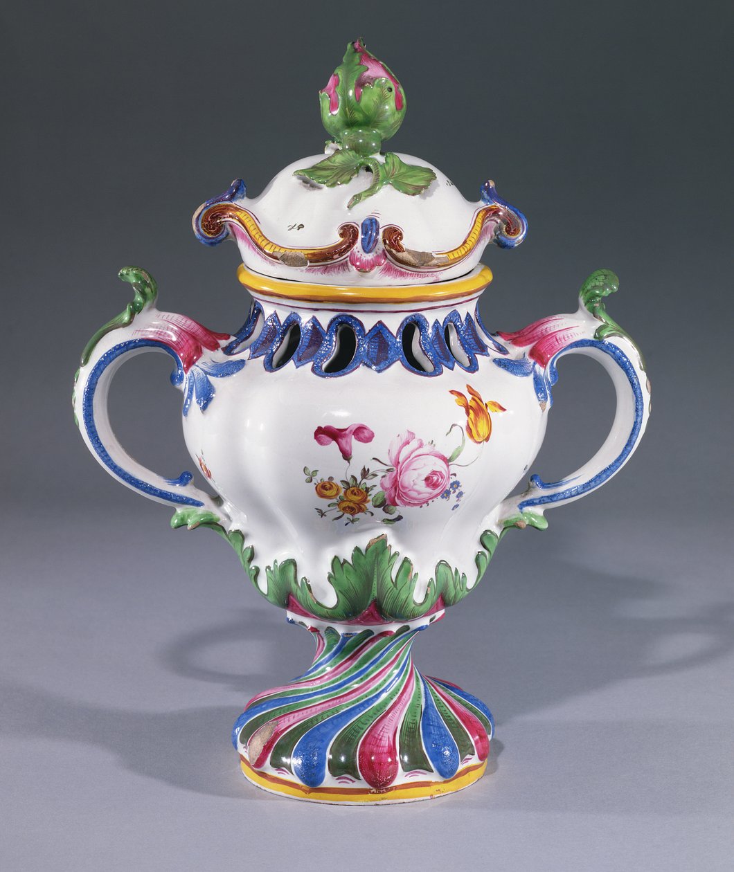 पॉट-पेरी वासे, स्ट्रासबर्ग में बनाया गया, c.1754-60 (सिरेमिक) द्वारा हनोंग परिवार