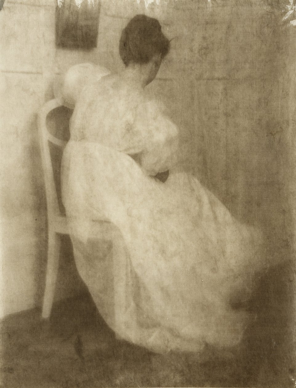 एक सफेद कुर्सी पर मैरी वार्नर, c.1910 (प्लैटिनम प्रिंट पर गोंद बाइक्रोमेट) द्वारा हेनरिक कुह्न