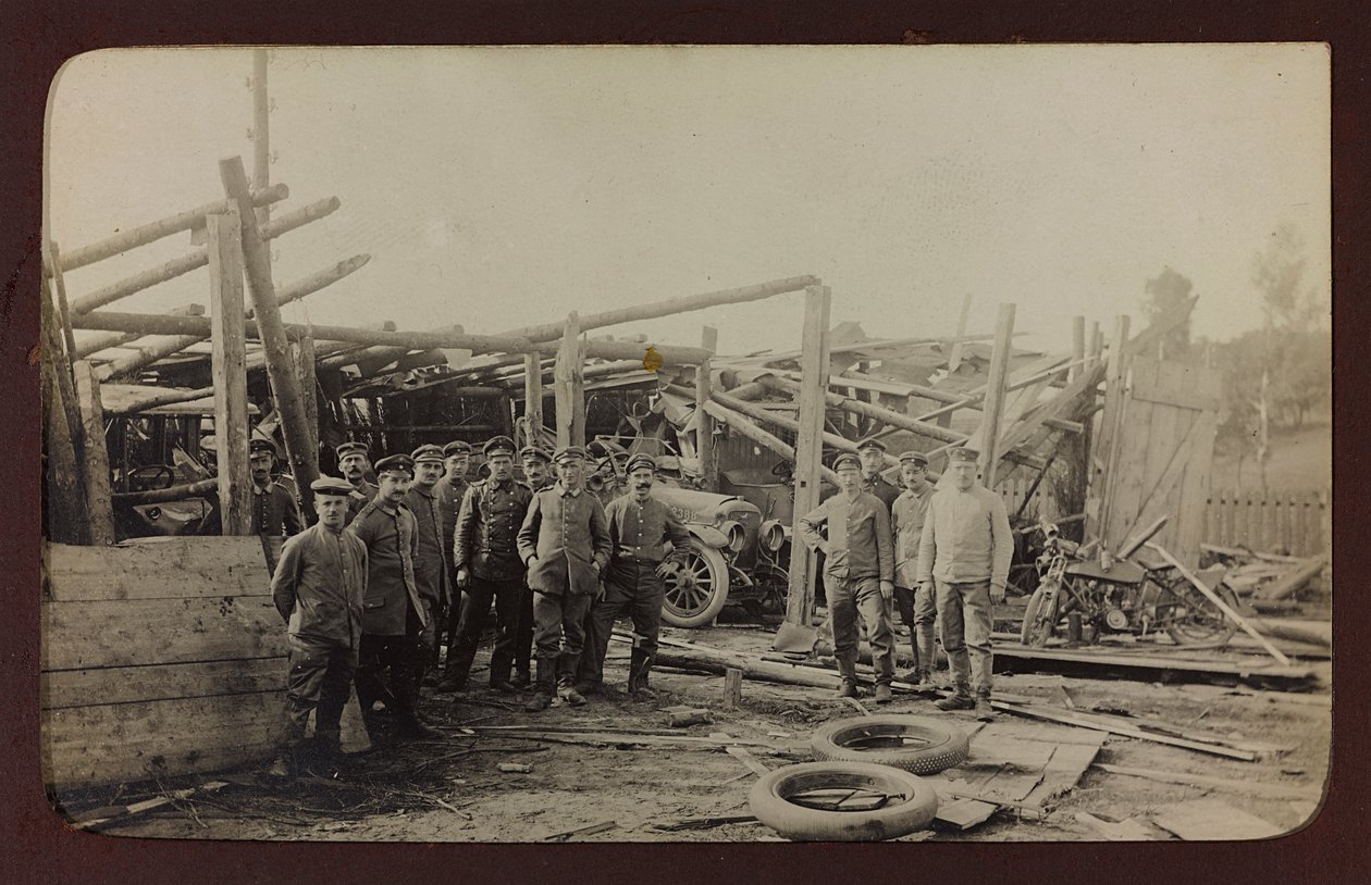 प्रथम विश्व युद्ध: 'जर्मन सेना के आक्रमण के दौरान 1914-1916 के वर्षों में यूक्रेन। सैनिकों का समूह (बी/डब्ल्यू फोटो) द्वारा हीरोज कब्रिस्तान Dsessentniki (attr।)