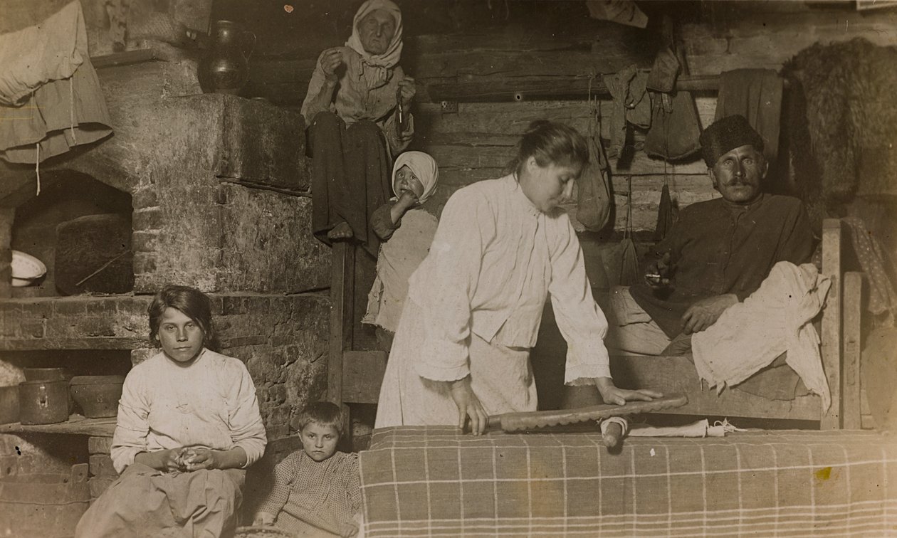 प्रथम विश्व युद्ध: 'जर्मन सेना के आक्रमण के दौरान 1914-1916 के वर्षों में यूक्रेन। घर के अंदर परिवार (बी/डब्ल्यू फोटो) द्वारा हीरोज कब्रिस्तान Dsessentniki (attr।)