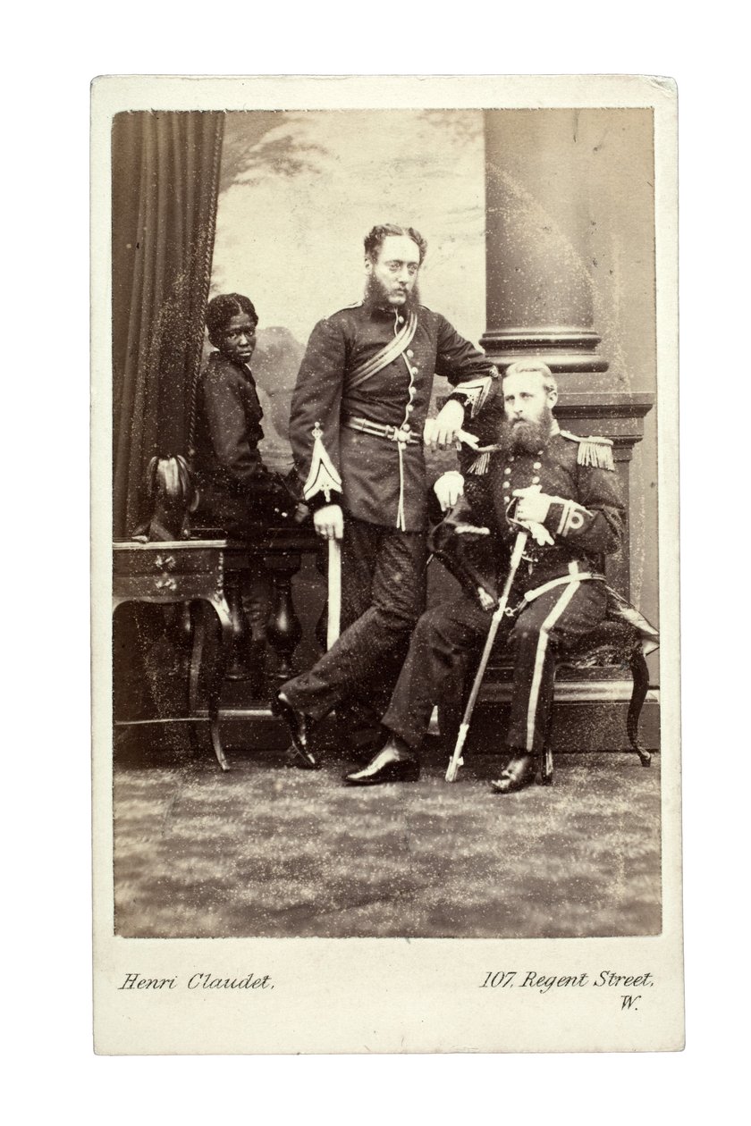 एक लड़के के साथ अधिकारी, लंदन, 1870 (एल्बम प्रिंट) द्वारा हेनरी क्लाउडेट