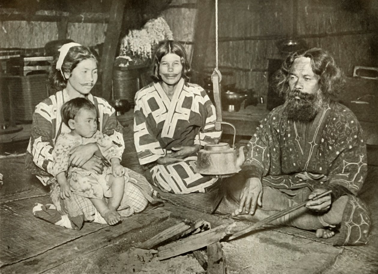 ऐनु मैन एंड वुमन एट होम, 1910। द्वारा हर्बर्ट पोंटिंग