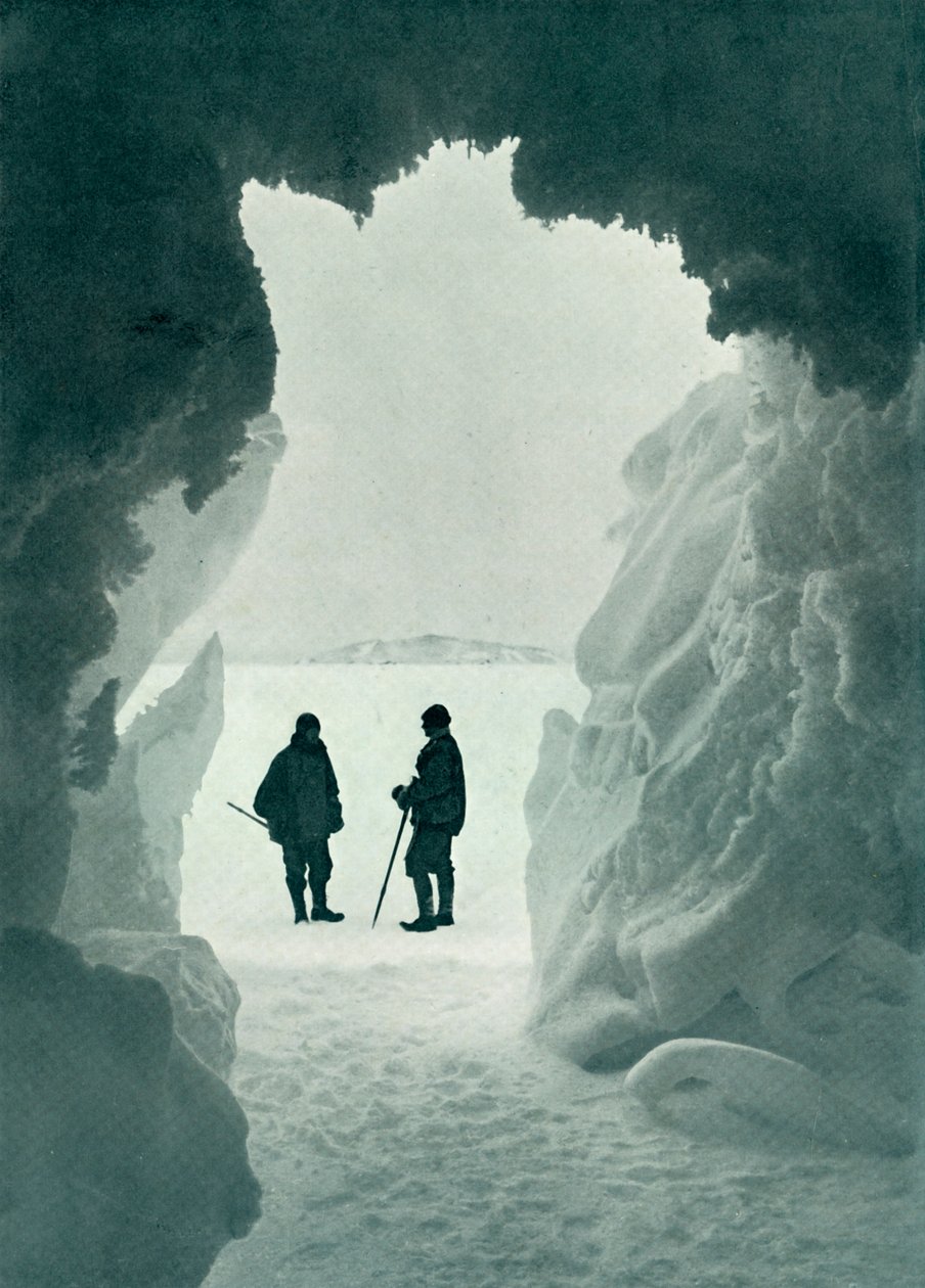ए आइस ग्रोटो - टेंट आइलैंड इन डिस्टेंस कैप्टन स्कॉट एंड राइट, c1911, 1913 द्वारा हर्बर्ट पोंटिंग