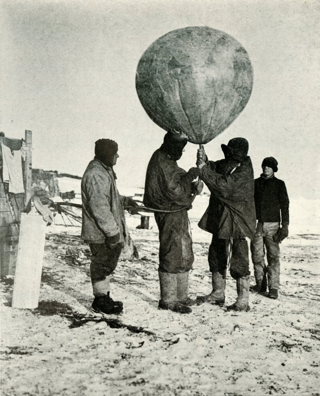 डॉ। सिम्पसन सेंडिंग अप ए बैलून, 1911, 1913 द्वारा हर्बर्ट पोंटिंग