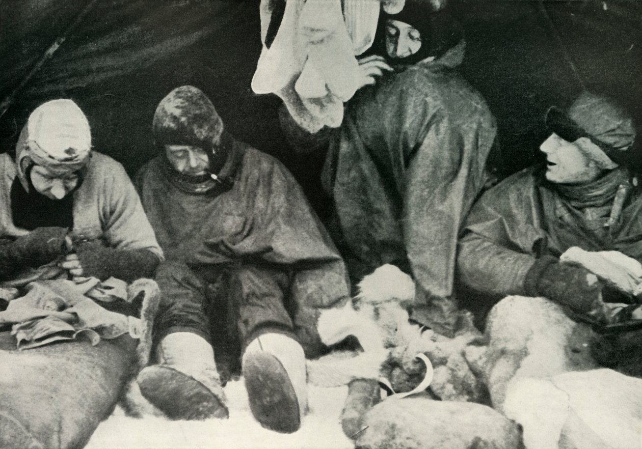 पोलर पार्टी के सदस्य अपने स्लीपिंग-बैग में हो रहे हैं, c1911, 1913। द्वारा हर्बर्ट पोंटिंग
