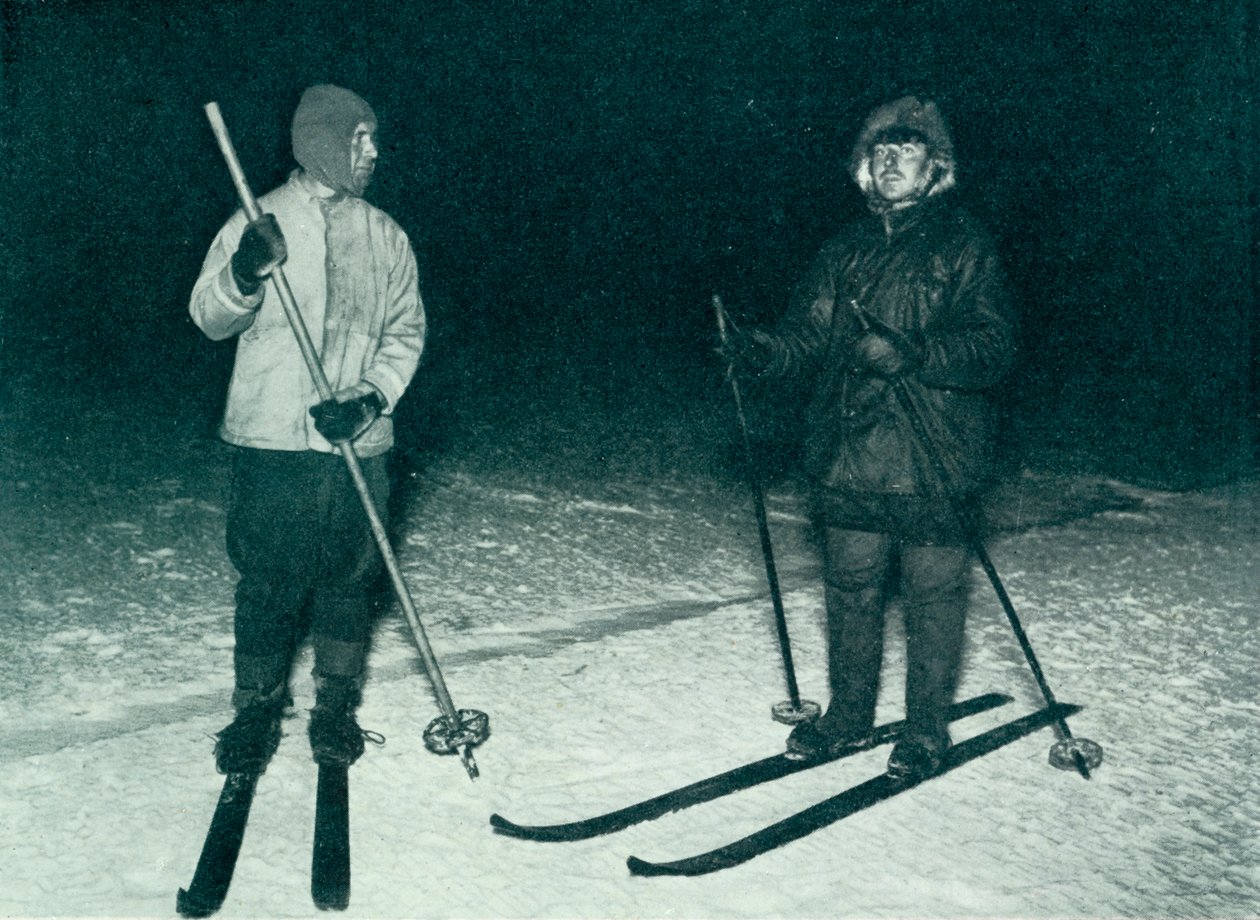 ओट्स एंड मेयर्स आउट स्की-इनग इन द नाइट, c1911, 1913 द्वारा हर्बर्ट पोंटिंग