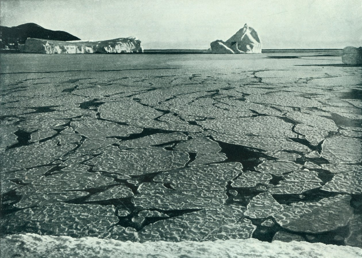 पैनकेक आइस इन केप फ्लो ऑफ़ केप इवांस, c19101913, 1913। द्वारा हर्बर्ट पोंटिंग