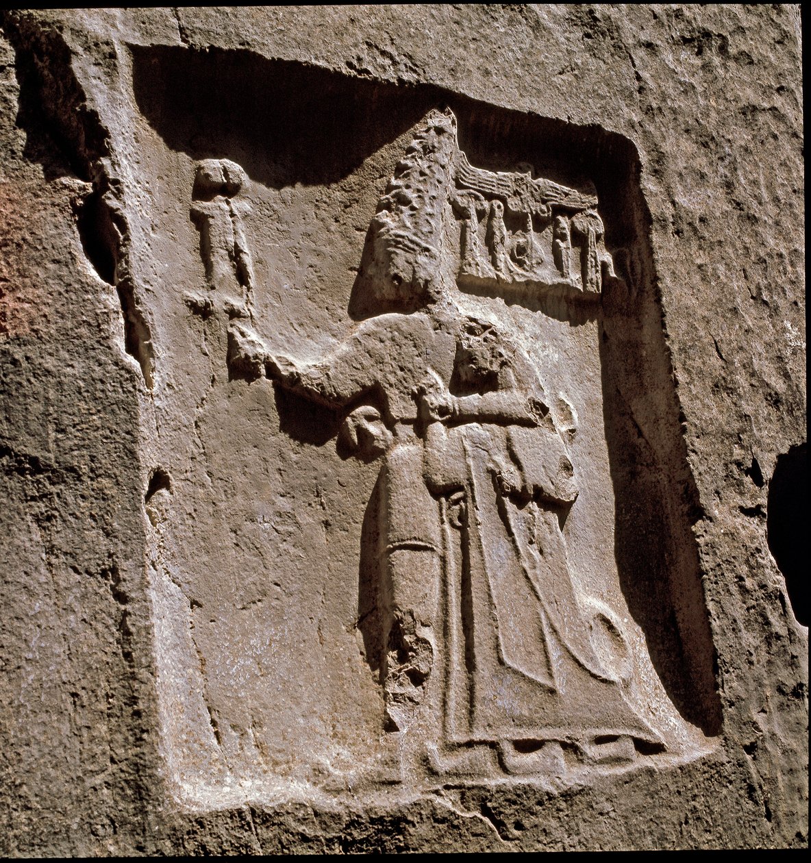 राजा तुधलिया एक दिव्य द्वारा रक्षा करता है (कम राहत। लगभग 1250-1220 ईसा पूर्व) द्वारा हित्ती