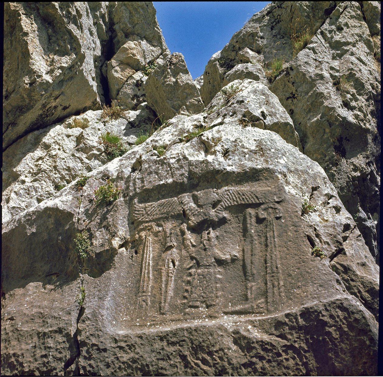 एक ऐली प्राणी के तहत एक चरित्र के साथ कम राहत। लगभग 1250-1220 ई.पू. द्वारा हित्ती