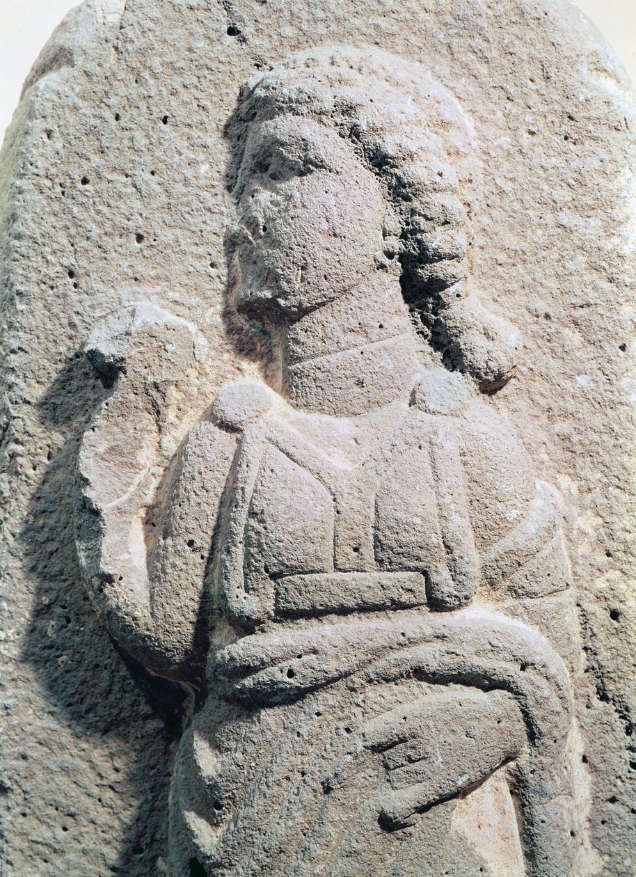सीरिया से पारंपरिक पोशाक में एक हित्ती महिला को चित्रित करते हुए राहत, c.1300-1200 ईसा पूर्व द्वारा हित्ती