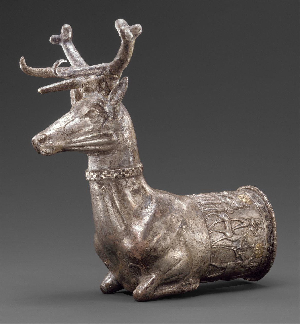 हरिण के अग्र भाग में समाप्त होने वाला पोत, c.1300 ई.पू. (चांदी, सोना जड़ना) द्वारा हित्ती