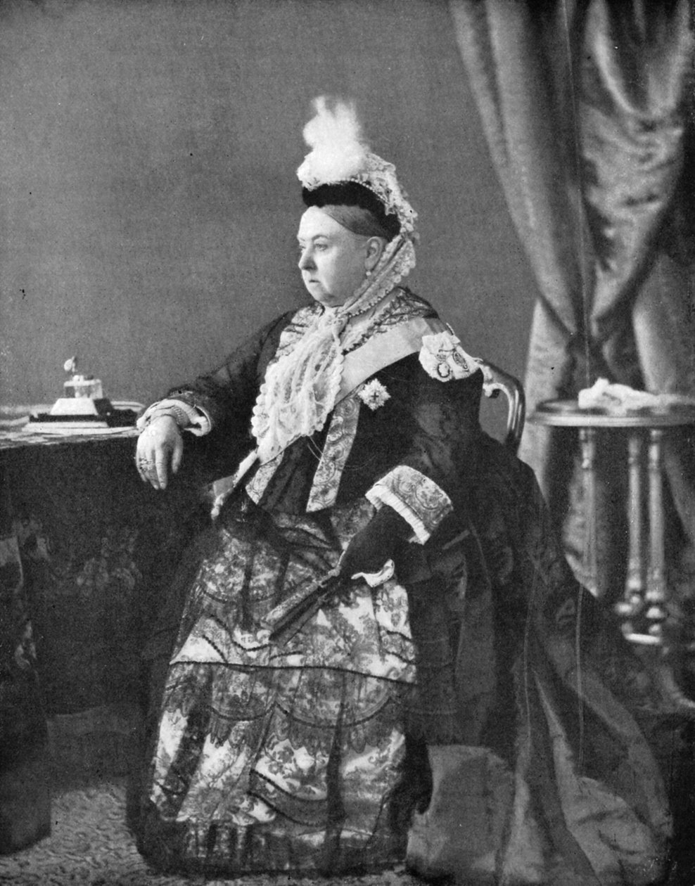 पोशाक में महारानी विक्टोरिया ने अपनी स्वर्ण जयंती सेवा, 1887 में पहनी थी। द्वारा ह्यूजेस और मुलिंस