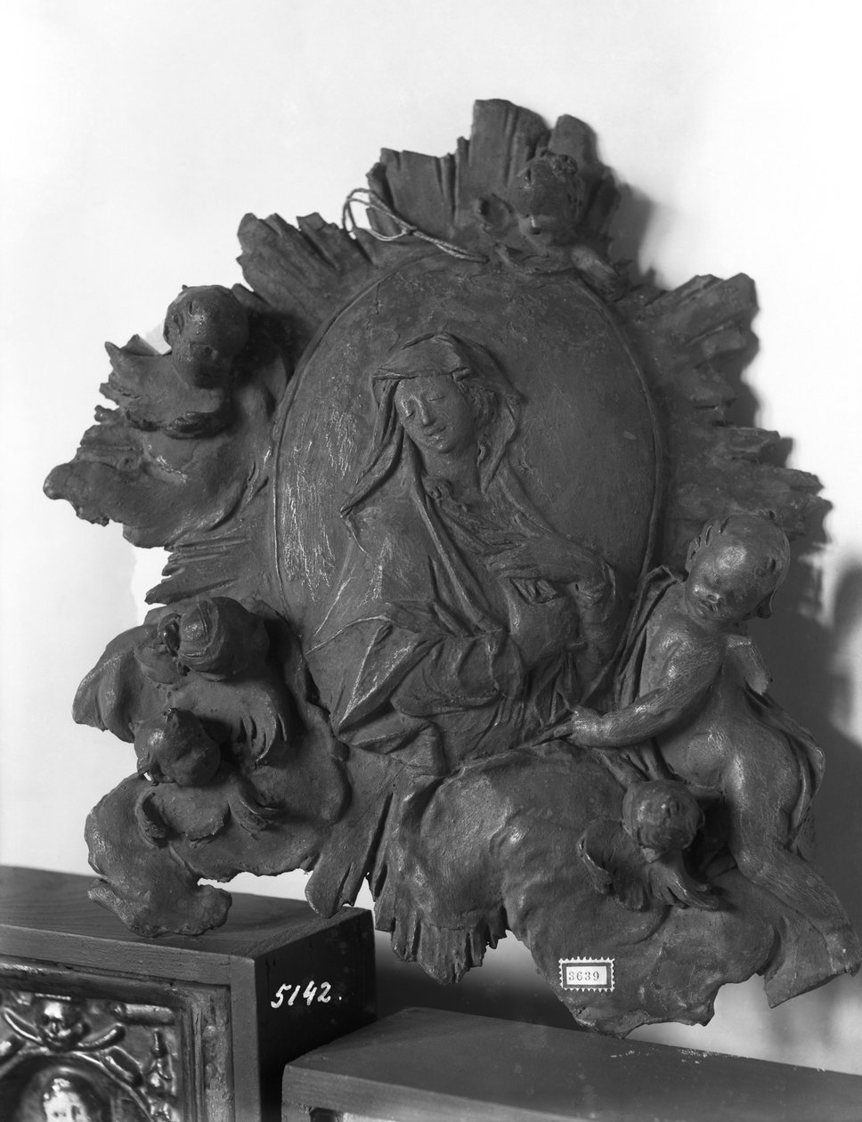 मैडोना को स्वर्गदूतों के साथ चित्रित करते हुए पदक, c.1746 (कांस्य) द्वारा इग्नाज गुंथर