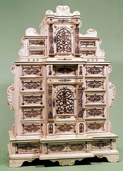 सोने, चांदी और मोती के साथ दराज के साथ कैबिनेट, c.1670 (नक्काशीदार हाथी दांत) द्वारा इंडियन स्कूल