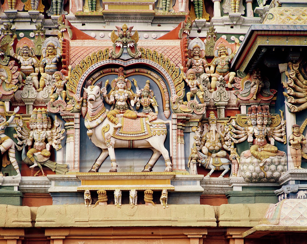 शिव और पार्वती का चित्रण करते हुए नंदी पर सवार चित्र (चित्रित पत्थर) द्वारा इंडियन स्कूल