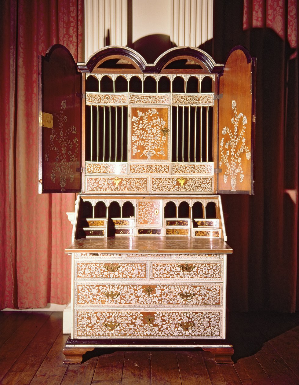 विजागापट्टम ब्यूरो कैबिनेट (inlaid और veneered ivory) द्वारा इंडियन स्कूल