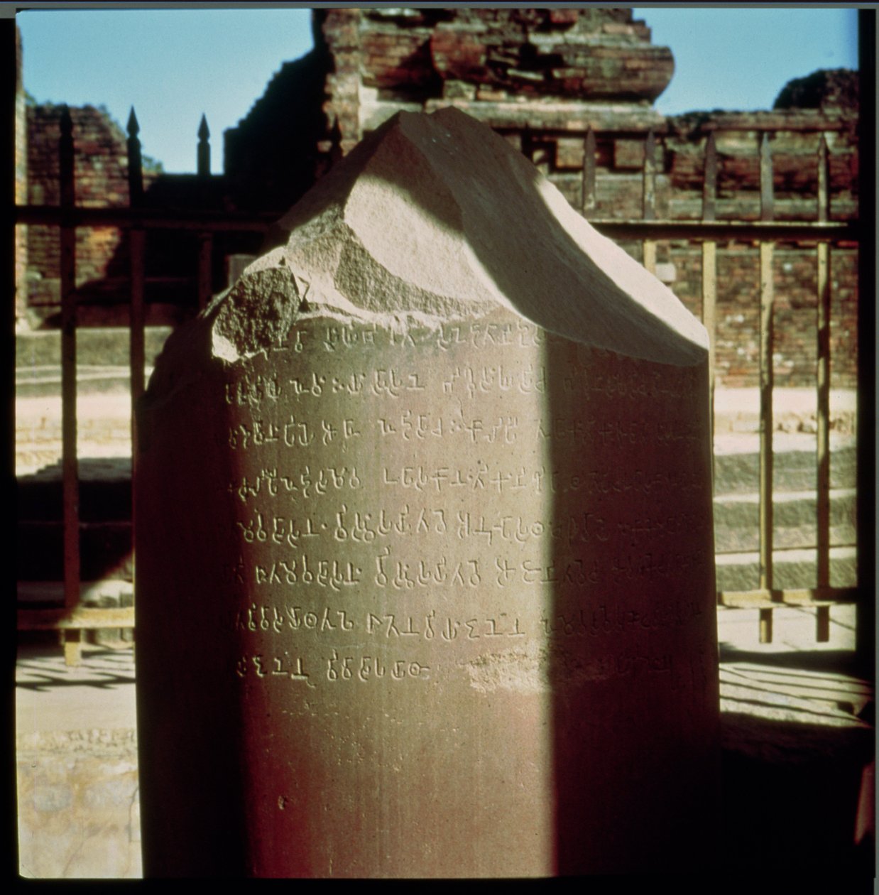 सम्राट अशोक के स्तंभ का विस्तार c.264-223 ई.पू. एक उत्कीर्ण लेख, मौर्य पत्थर के साथ द्वारा भारतीय