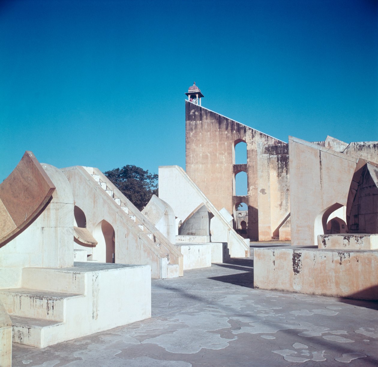 खगोलीय वेधशाला, 1726-34 में निर्मित द्वारा इंडियन स्कूल