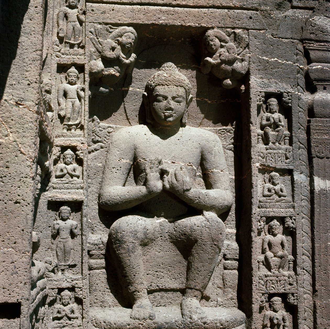 बुद्ध, गुफा में नक्काशीदार मूर्ति १९ द्वारा इंडियन स्कूल