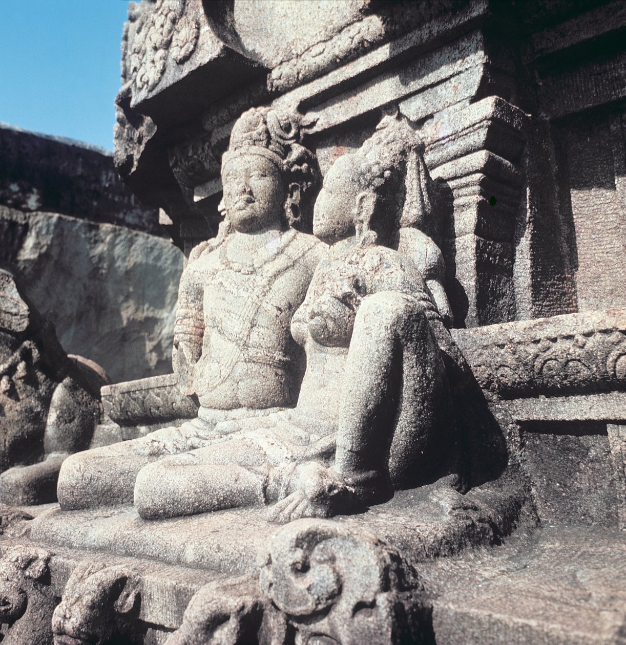 शिव और पार्वती की नक्काशीदार आकृतियों, c.800 ई द्वारा इंडियन स्कूल