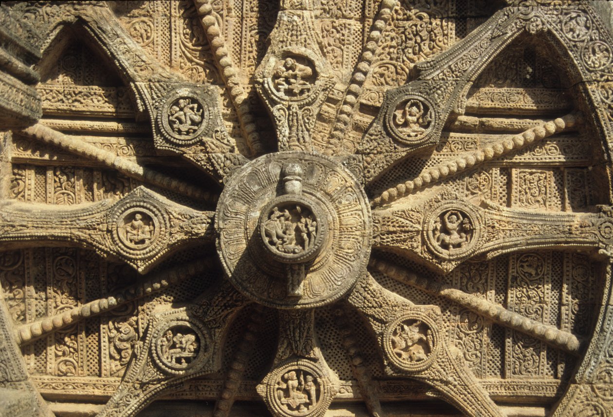 सूर्य मंदिर के आधार पर रथ का पहिया द्वारा इंडियन स्कूल