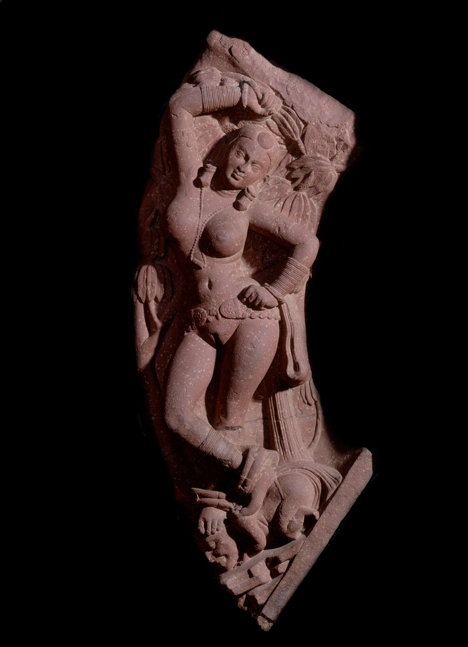 बौने पर चढ़ती युवती (लाल बलुआ पत्थर की मूर्ति, कुषाण साम्राज्य) द्वारा इंडियन स्कूल