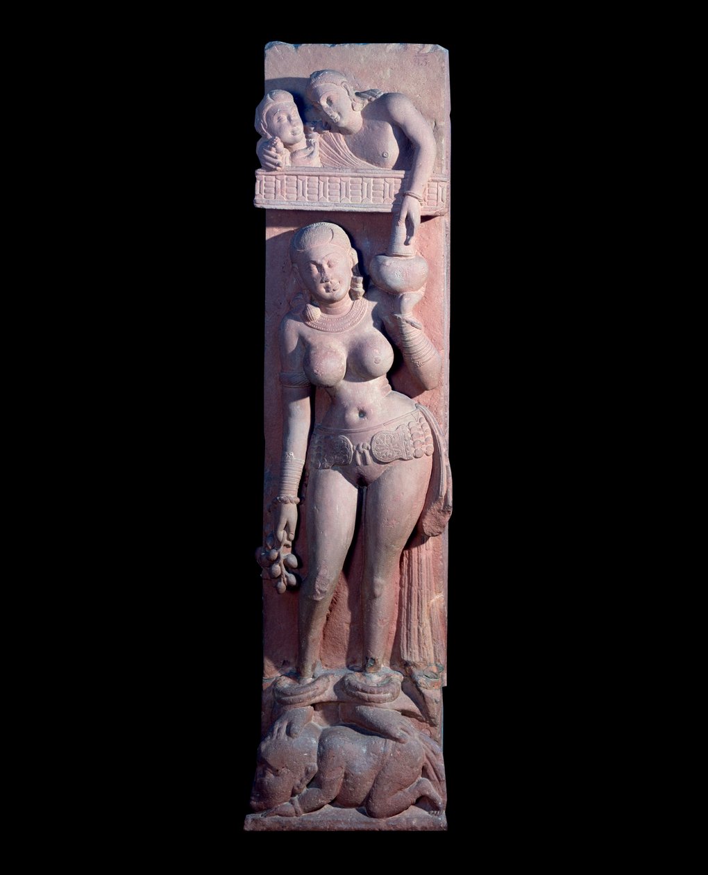 एक बौने पर चढ़ती युवती, एक अंगूर और शराब का जग पकड़े हुए (लाल बलुआ पत्थर की मूर्ति, कुषाण साम्राज्य) द्वारा इंडियन स्कूल