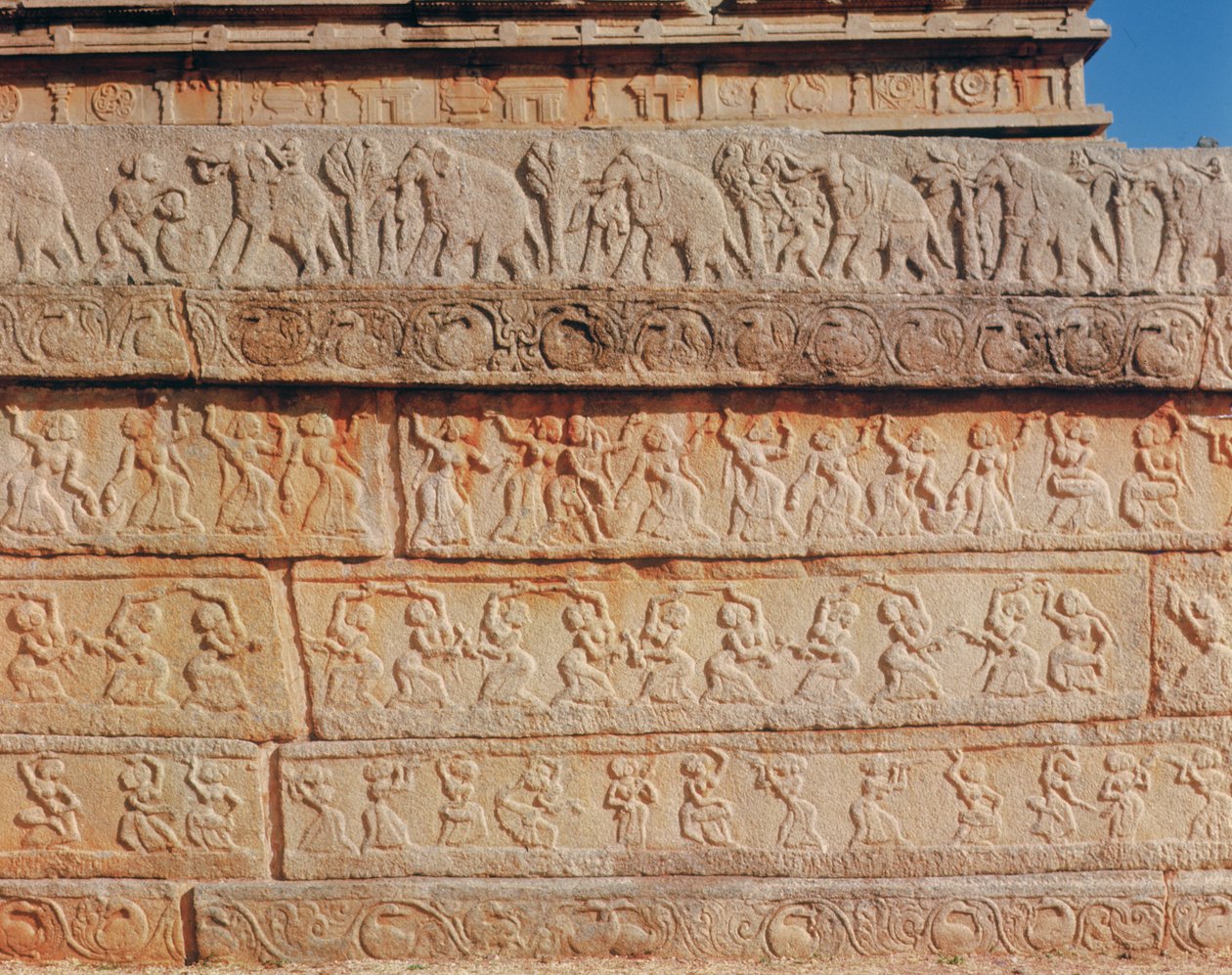 दीवार का विवरण, महानवमी डिब्बा (पत्थर) पर द्वारा इंडियन स्कूल