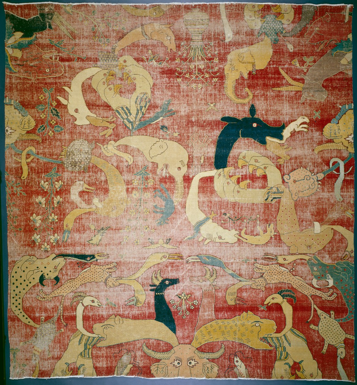 लाल मैदान पर शानदार जानवरों के साथ एक कालीन का भाग, मुगल, c.158085 (कपास और ऊन ढेर) द्वारा इंडियन स्कूल