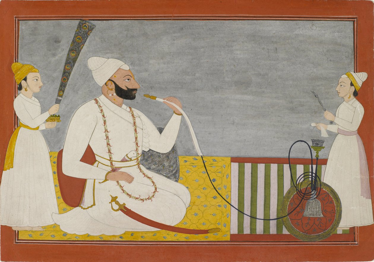मनकोट के राजा अजमत देव हुक्का धूम्रपान करते हैं, c.1730 (कागज पर चांदी और सोने के साथ गौचे) द्वारा इंडियन स्कूल